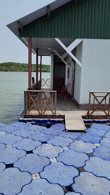 Ảnh chờ bản quyền — NHÀ NGHỈ VEN SÔNG (FLOATING HOUSE)
