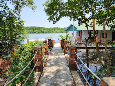 Ảnh chờ bản quyền — NHÀ NGHỈ VEN SÔNG (FLOATING HOUSE)