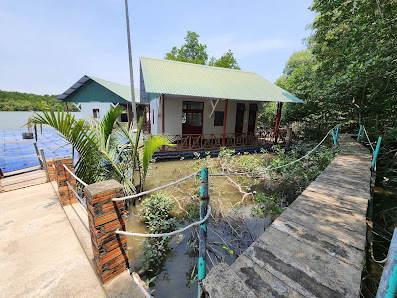 Ảnh chờ bản quyền — NHÀ NGHỈ VEN SÔNG (FLOATING HOUSE)