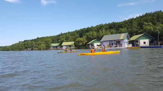 Ảnh chờ bản quyền — NHÀ NGHỈ VEN SÔNG (FLOATING HOUSE)